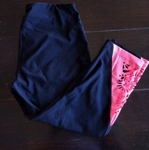 Cropped active pants with cut out